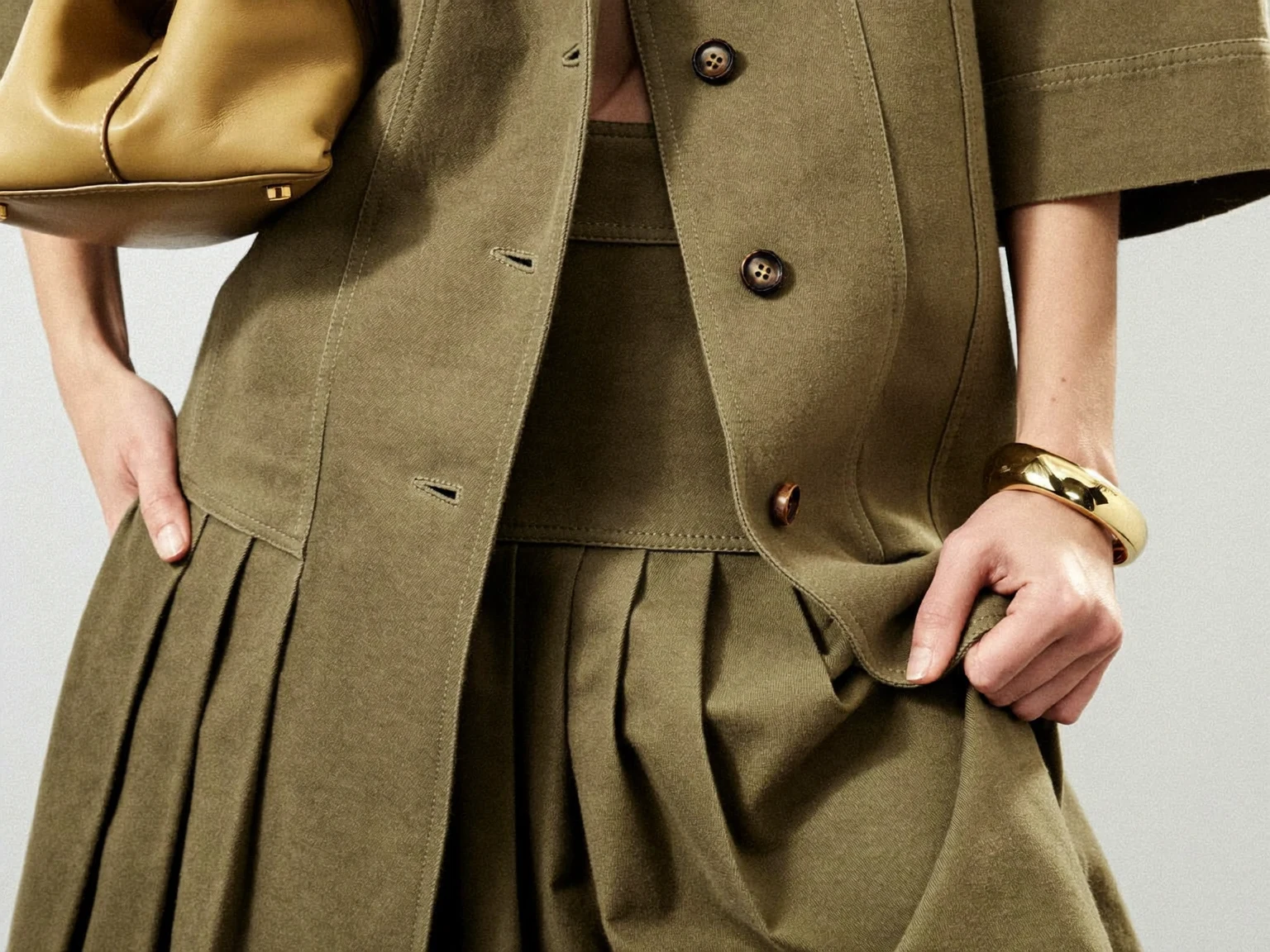 Image de clôture évoquant un vestiaire féminin cohérent et soigné